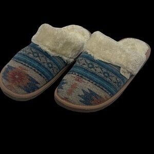 Blazin Roxx Women's Fuzzy Slippers size 9/10